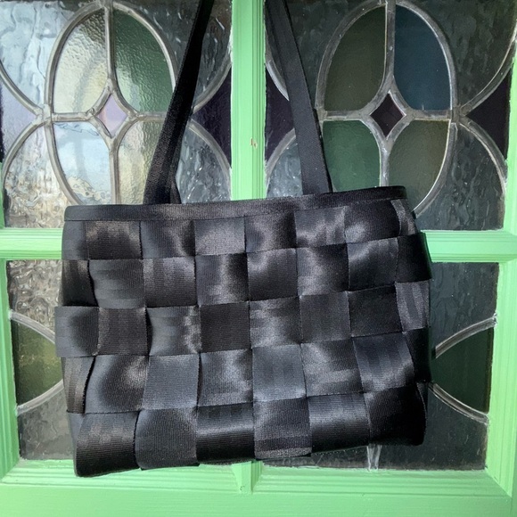 EUC 🖤 Harveys Seatbelt Bag Carryall– Black 🖤 - Picture 2 of 3